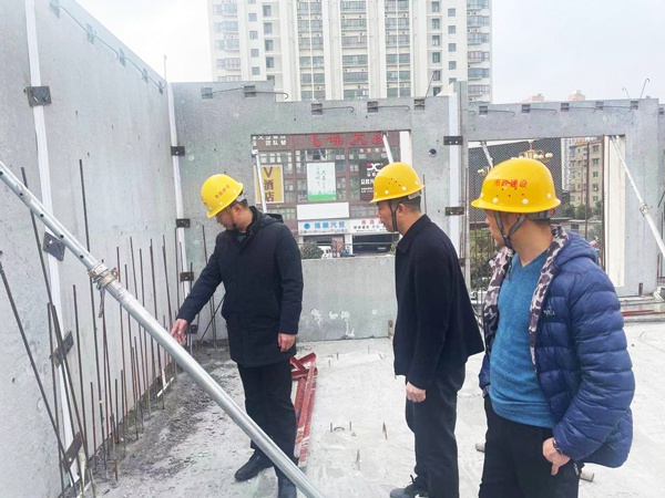 南昌市政建設(shè)集團黨委副書記總經(jīng)理王海龍前往桃花南路安置房項目檢查指導1.jpg