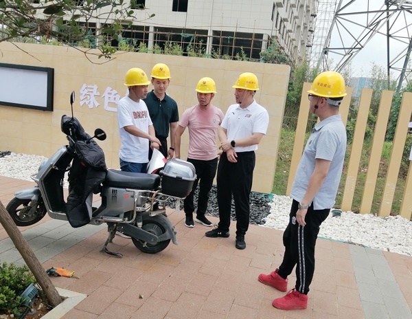 南昌市政建設(shè)集團慰問端午堅守一線工人6002.jpg