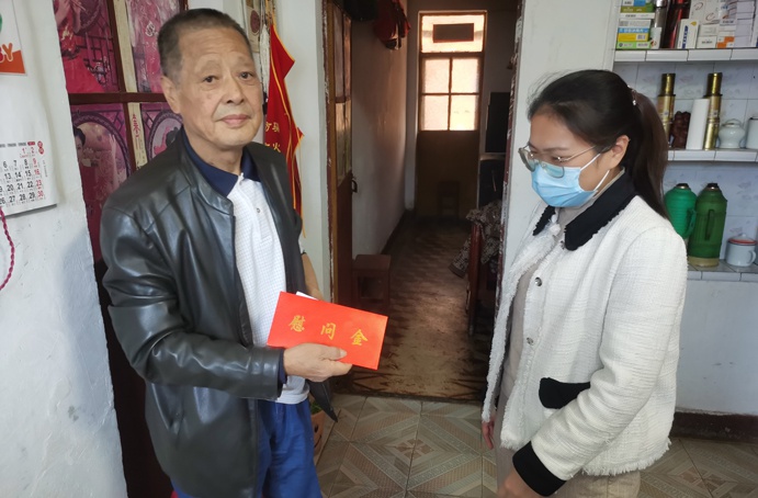南昌市政建設集團工會慰問生病退休職工691.jpg