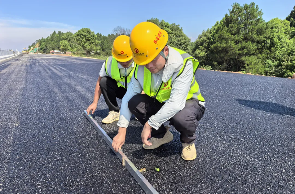 南昌云翔大道項目啟動首段底層瀝青攤鋪 投入21臺機械攻堅關鍵節點