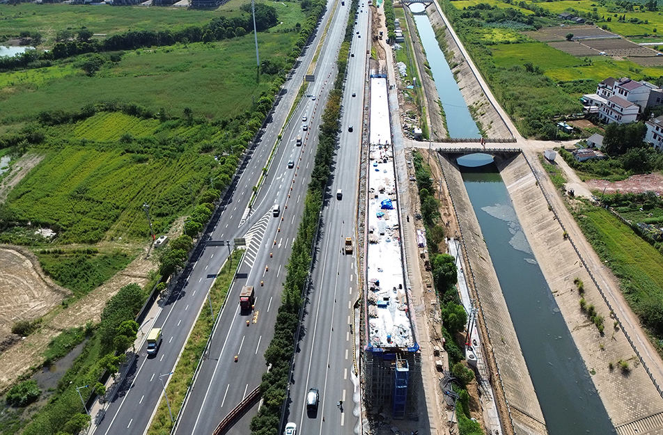 深圳大道互通立交項目鏡面墩柱工藝揭秘 定制不銹鋼模板誤差控制在2mm內